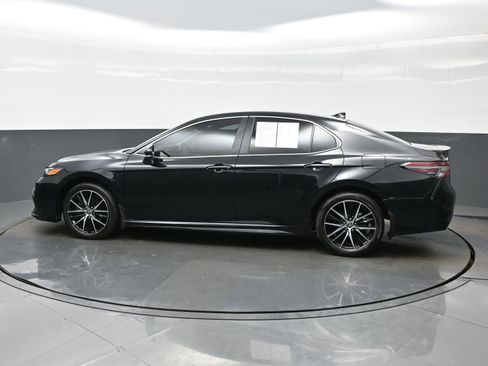Used 2024 Toyota Camry SE FWD image 3