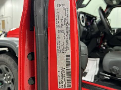 Used 2025 Jeep Wrangler Sport image 32