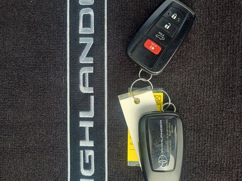 Used 2023 Toyota Highlander XLE AWD/4WD image 33