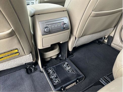 Used 2013 Toyota Highlander SE image 17