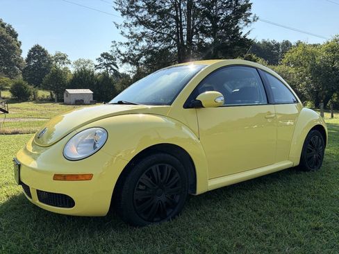 Used 2010 Volkswagen Beetle Coupe FWD image 1