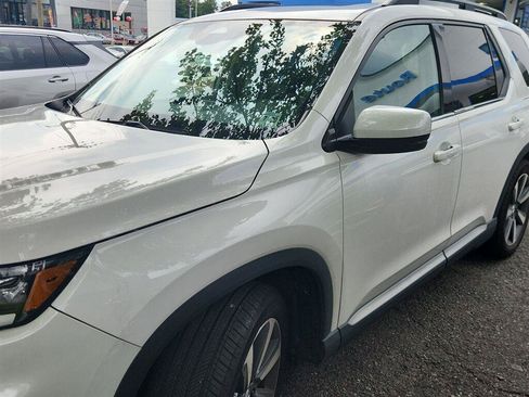 Used 2025 Honda Pilot Touring image 1