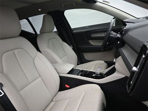 Used 2023 Volvo XC40 B5 Plus w/ Protection Package Premier image 32