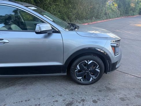 Certified 2023 Kia Niro Wave w/ Wave Preserve Package FWD image 3