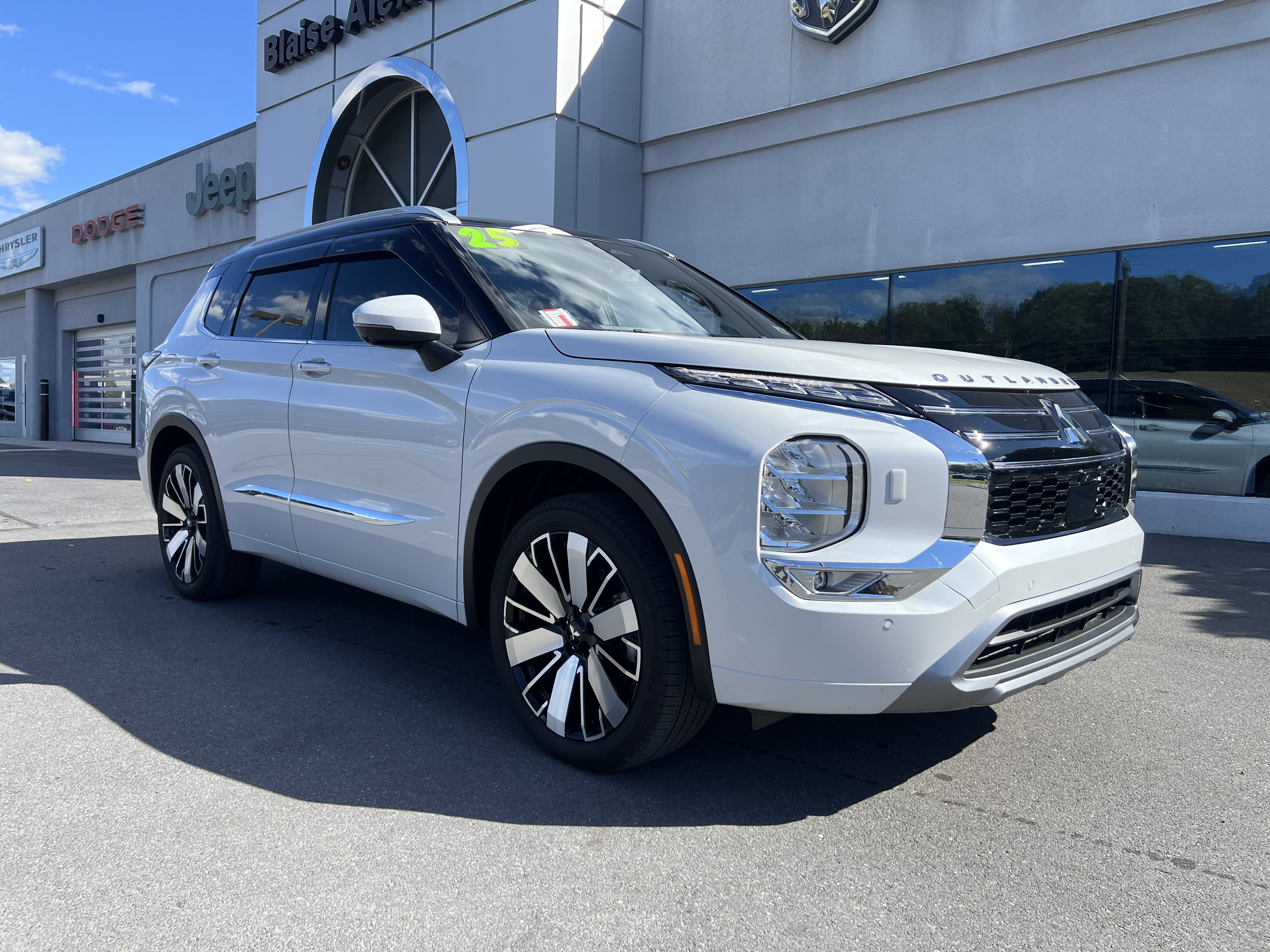 Used 2025 Mitsubishi Outlander SEL AWD/4WD image 1