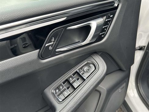 Used 2025 Porsche Macan image 17