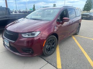 Used 2021 Chrysler Pacifica Limited w/ Uconnect Theater Family Group FWD video 3