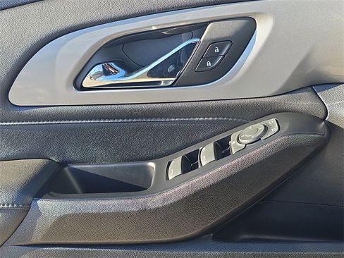 Used 2023 Chevrolet Traverse LT image 24