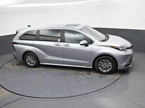 Used 2025 Toyota Sienna XLE image 29