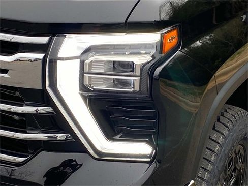 Used 2024 Chevrolet Silverado 2500 LTZ w/ LTZ Convenience Package image 5