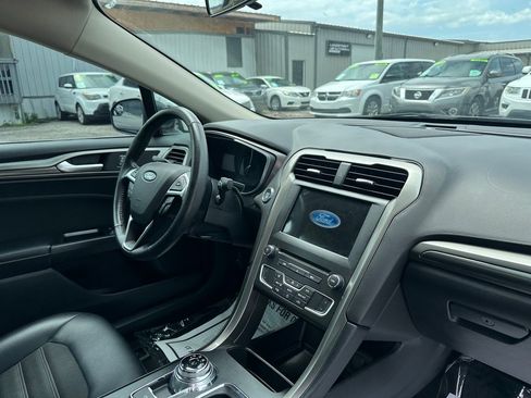 Used 2017 Ford Fusion SE w/ Equipment Group 201A FWD image 8