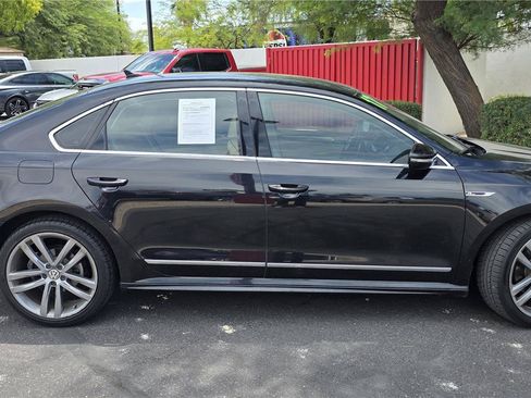 Used 2017 Volkswagen Passat 1.8T R-Line w/ R-Line Lighting Package FWD image 4