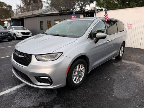 Used 2023 Chrysler Pacifica Touring FWD image 1