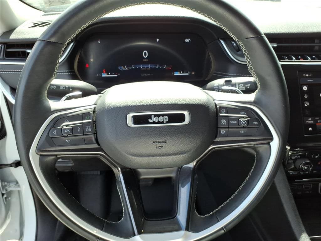 Used 2022 Jeep Grand Cherokee Laredo w/ Luxury Tech Group I RWD image 30
