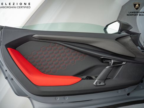 Used 2024 Lamborghini Revuelto image 40