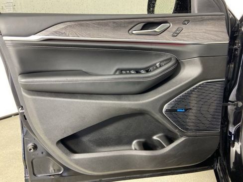 Used 2022 Jeep Grand Cherokee L Overland w/ Luxury Tech Group IV image 17