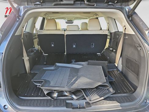 Used 2025 Toyota Highlander XLE FWD image 19