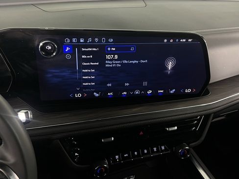 Used 2025 Chevrolet Suburban Z71 image 16