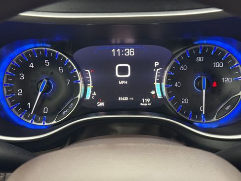 Used 2021 Chrysler Pacifica Touring FWD image 22