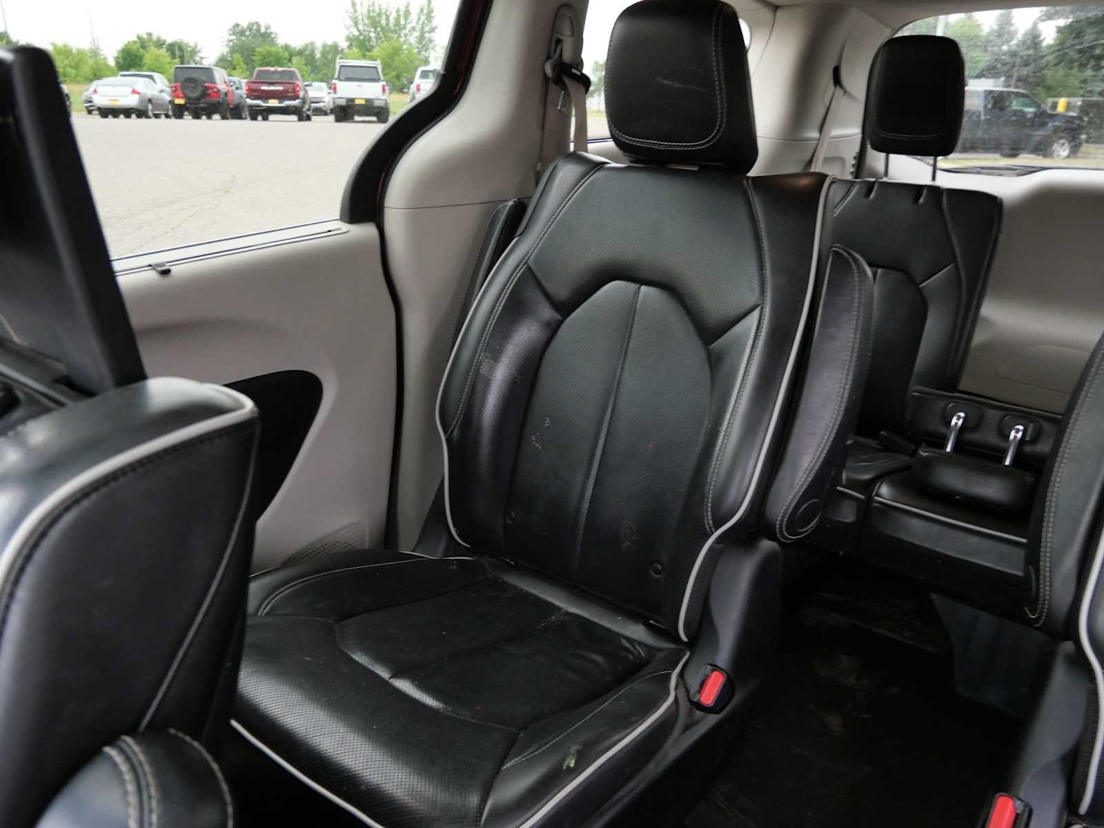 Used 2021 Chrysler Pacifica Limited w/ Uconnect Theater Family Group FWD image 12