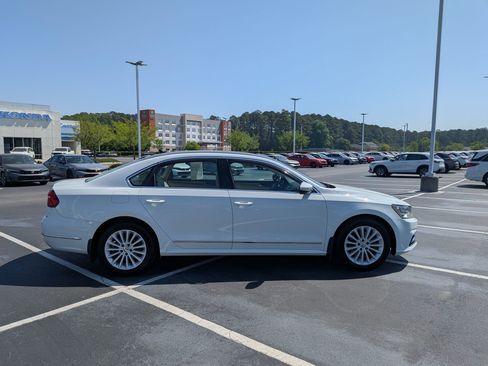 Used 2017 Volkswagen Passat 1.8T SE image 2