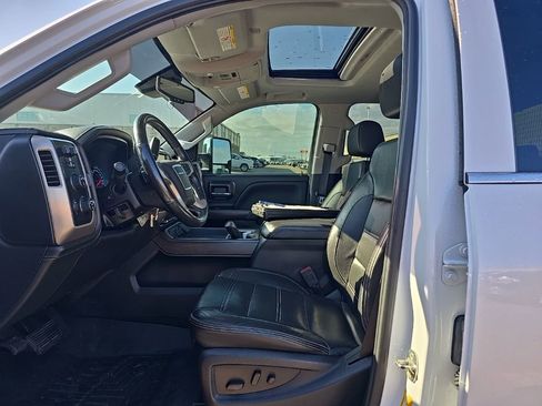 Used 2018 GMC Sierra 2500 Denali w/ Duramax Plus Package AWD/4WD image 10