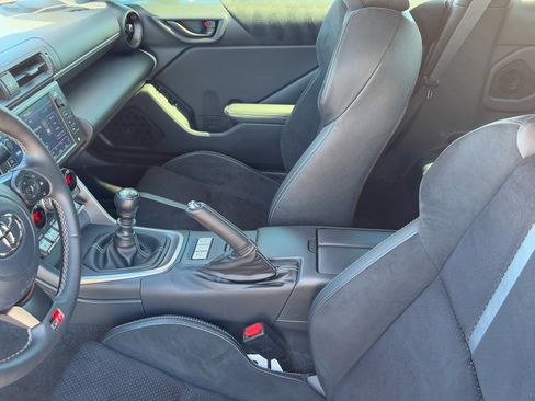 Used 2025 Toyota GR86 Premium w/ Performance Package image 17
