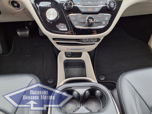 Used 2024 Chrysler Pacifica Select image 23