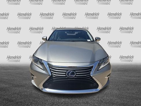 Used 2017 Lexus ES 300h w/ Luxury Package FWD image 3