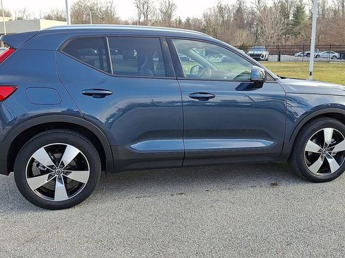 Used 2021 Volvo XC40 T5 Momentum w/ Premium Package image 9