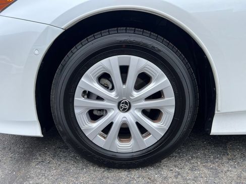 Certified 2022 Toyota Prius LE FWD image 9