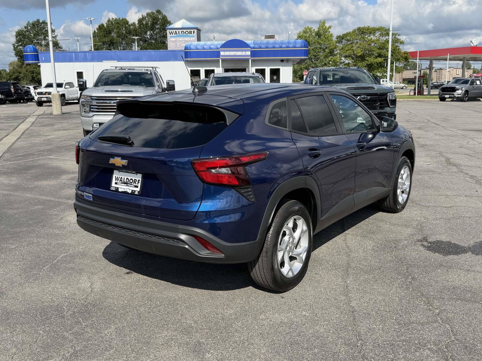 Used 2024 Chevrolet Trax LS w/ LS Convenience Package FWD image 2