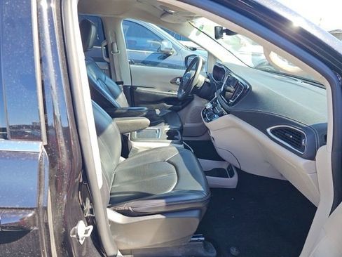 Used 2023 Chrysler Pacifica Touring-L image 9