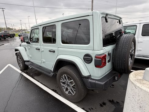 Used 2024 Jeep Wrangler Unlimited Sahara w/ Technology Group AWD/4WD image 3