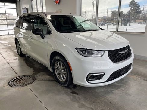 Certified 2025 Chrysler Pacifica Select image 3