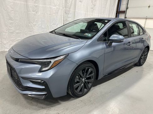 Used 2025 Toyota Corolla SE w/ SE Premium Package image 3