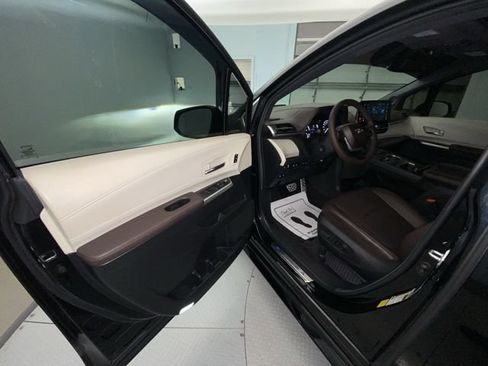 Used 2023 Toyota Sienna Platinum FWD image 11