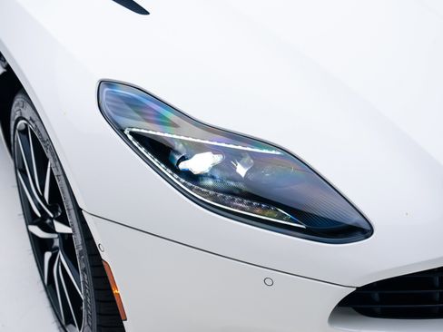 Used 2020 Aston Martin DB11 Volante image 10