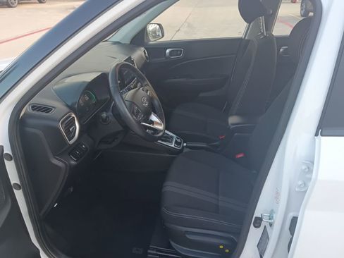 Used 2025 Hyundai Venue SEL FWD image 4
