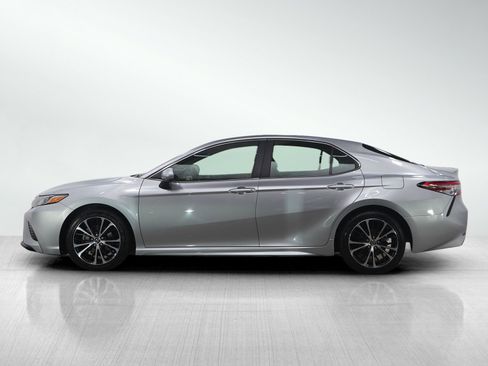 Used 2018 Toyota Camry SE image 2