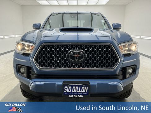 Used 2019 Toyota Tacoma TRD Sport image 2