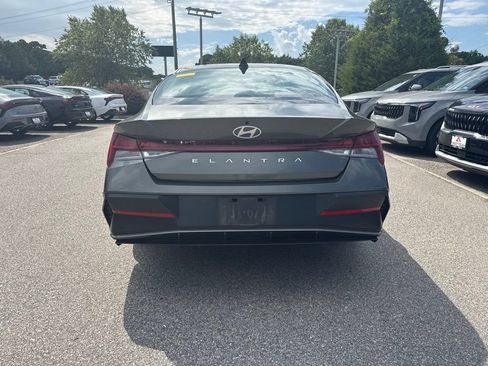 Used 2024 Hyundai Elantra SEL w/ Convenience Package FWD image 4
