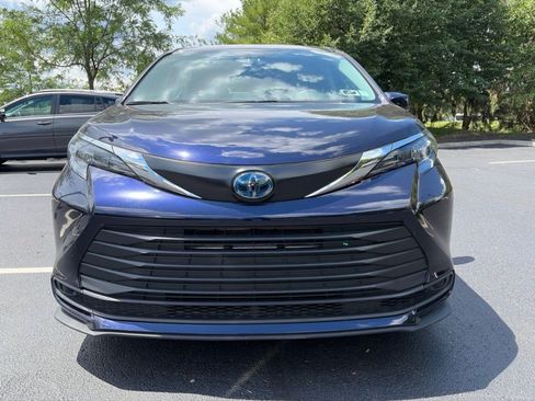 Used 2024 Toyota Sienna LE AWD/4WD image 2