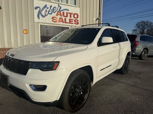 Used 2017 Jeep Grand Cherokee Altitude image 2