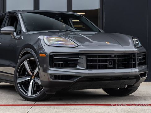 Certified 2025 Porsche Cayenne S w/ Premium Package Plus AWD/4WD image 9