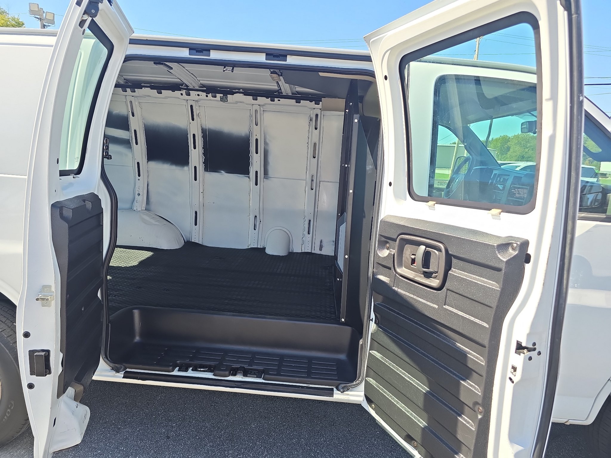 Used 2016 Chevrolet Express 2500 RWD image 13