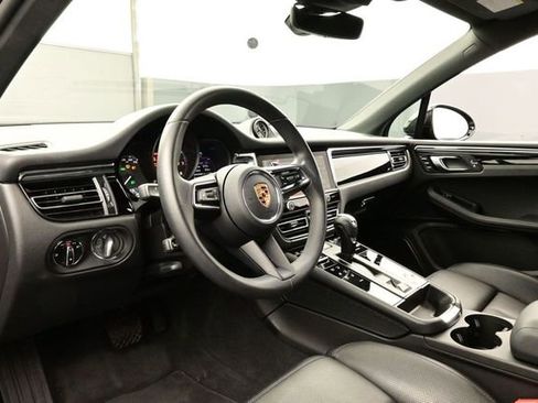 Certified 2025 Porsche Macan AWD/4WD image 4