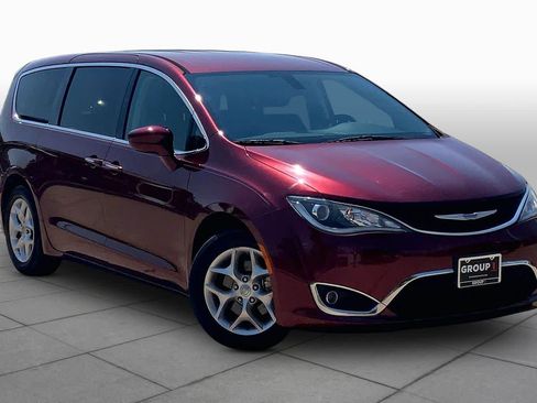 Used 2018 Chrysler Pacifica Touring Plus w/ Tire & Wheel Group FWD image 3