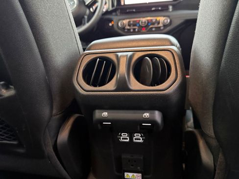Used 2025 Jeep Wrangler Rubicon image 23