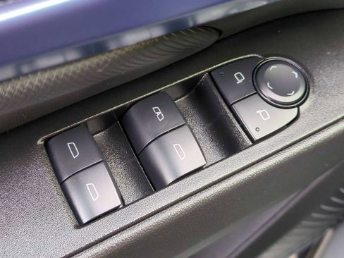 Used 2025 Chevrolet Equinox EV LT w/ Convenience Package image 11